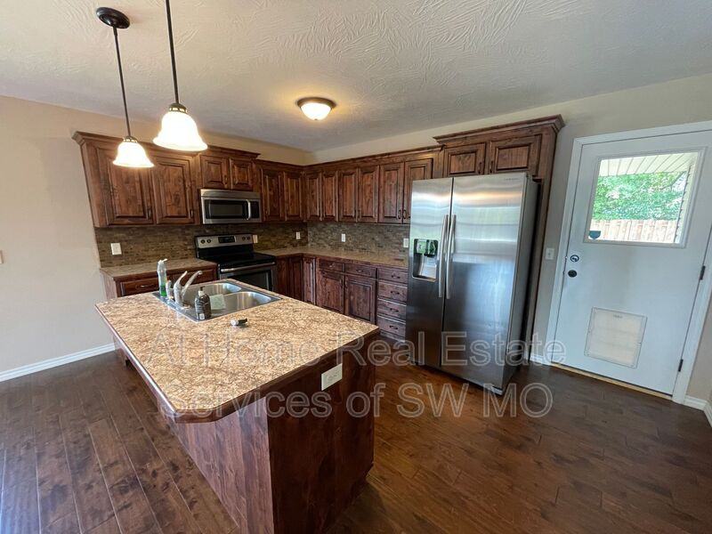 1298 S Venice Ave - Photo 4 of 15