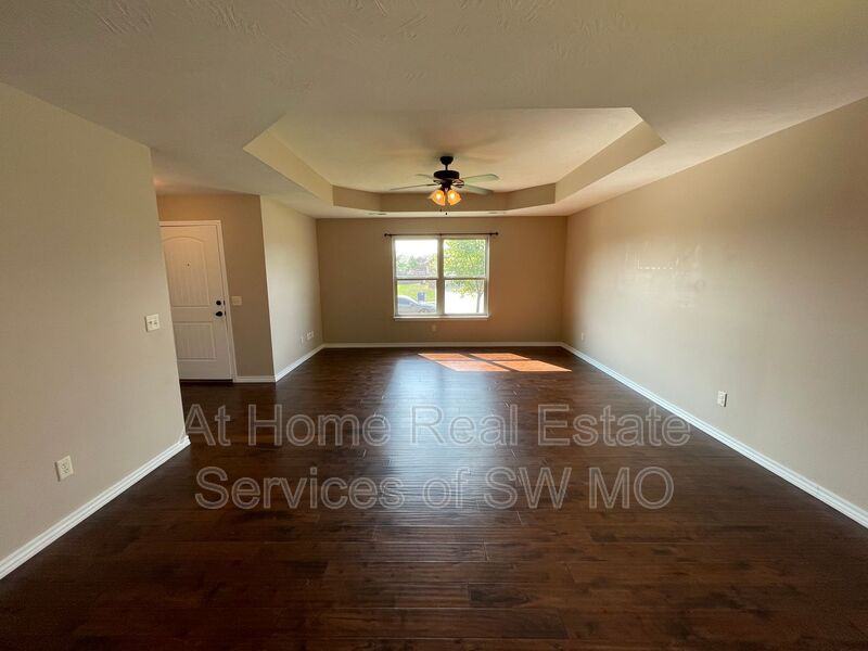 1298 S Venice Ave - Photo 5 of 15