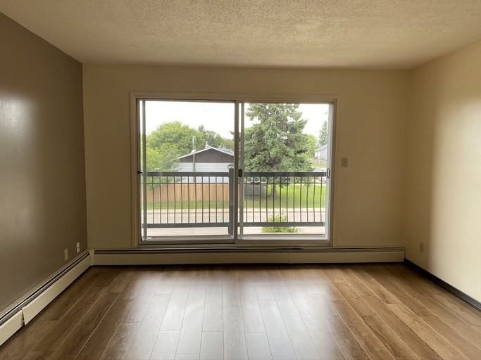 5104 54 Ave - Photo 3 of 9