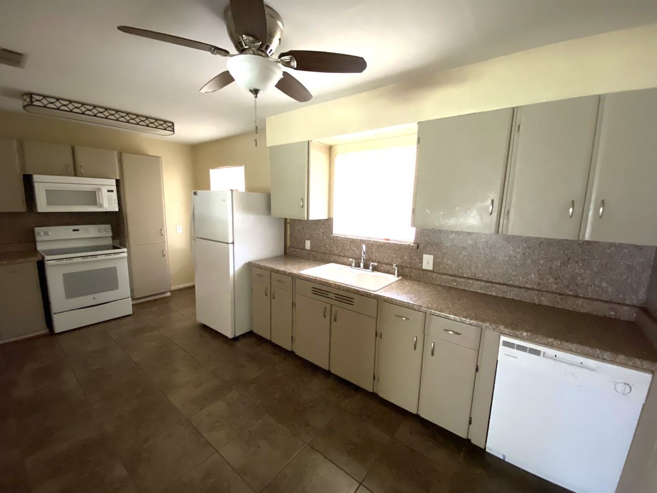 1008 Abilene St - Photo 3 of 9