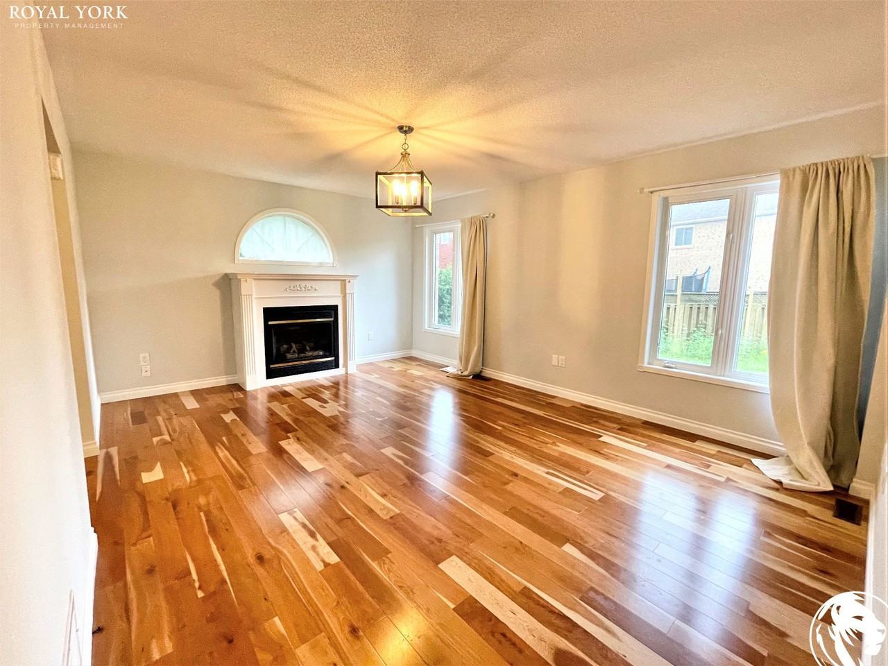 232 Narinia Cres - Photo 2 of 34