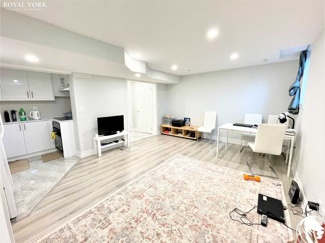 232 Narinia Cres - Photo 3 of 34