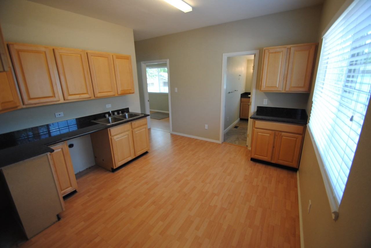 524 Locust St - Photo 2 of 13