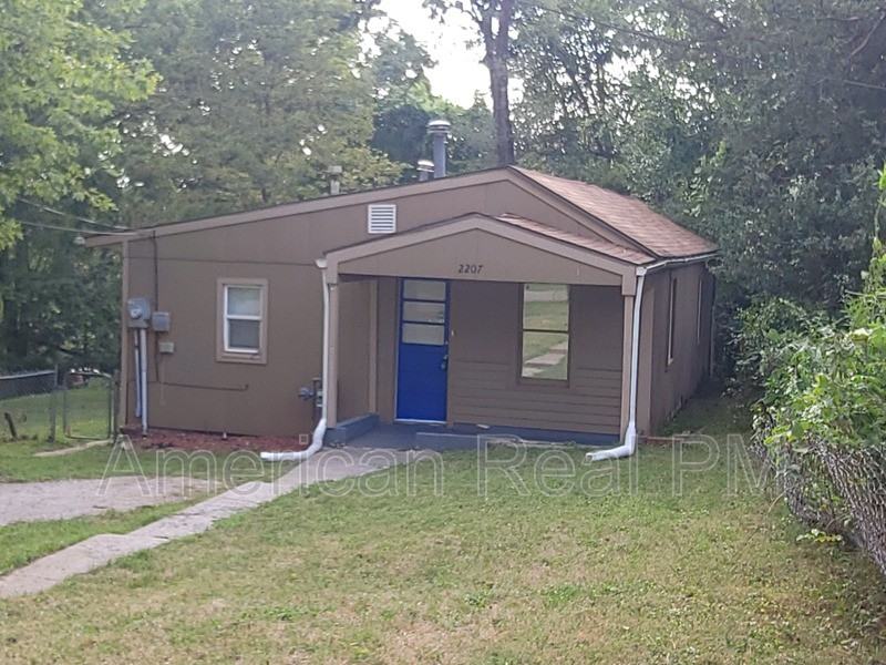 2207 S Glenwood Ave - Photo 2 of 28