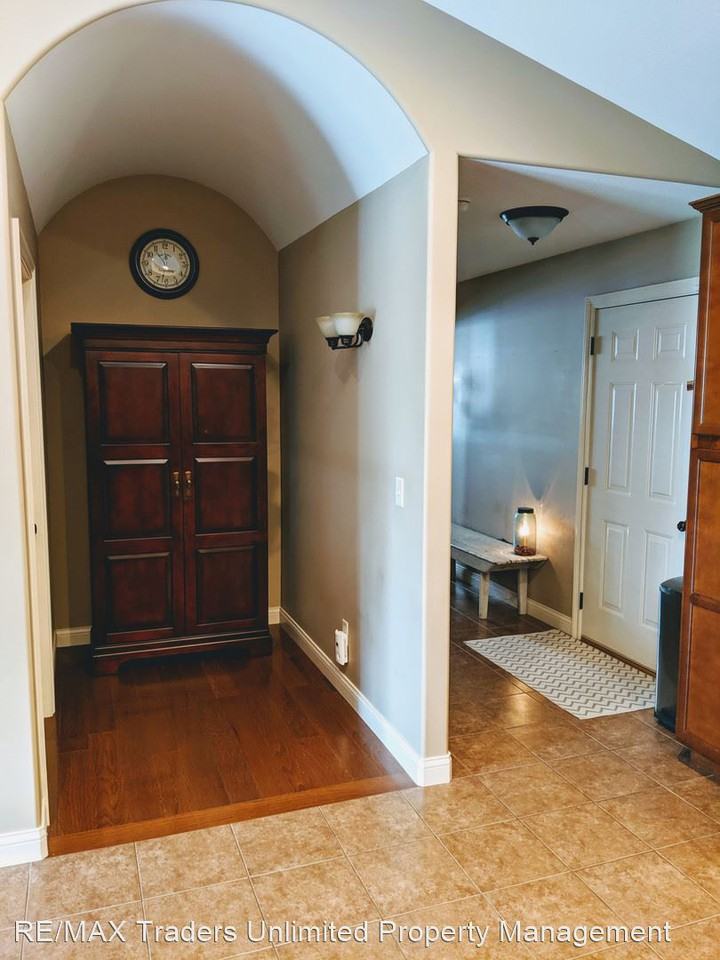 1409 Willow Dr - Photo 3 of 22