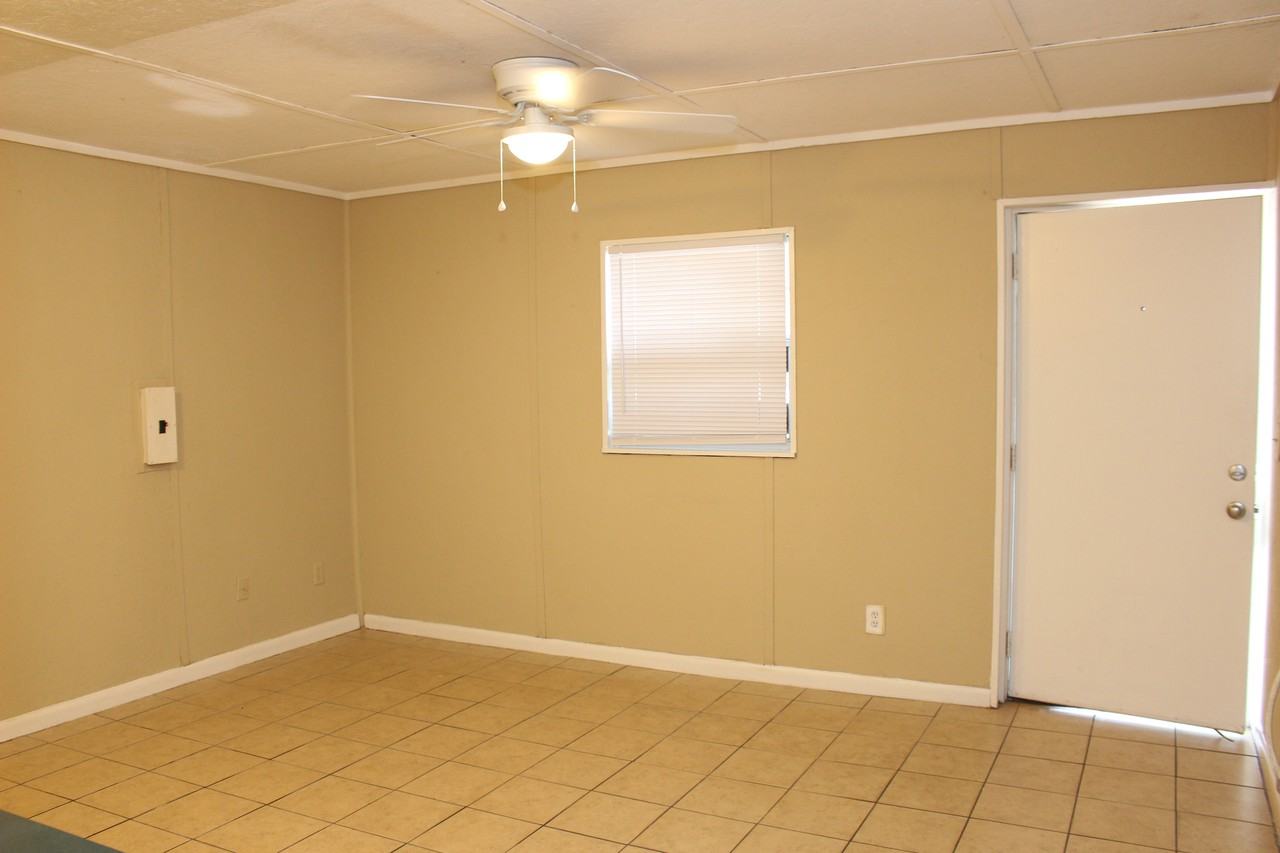 816 Ne 19th St - Photo 3 of 6