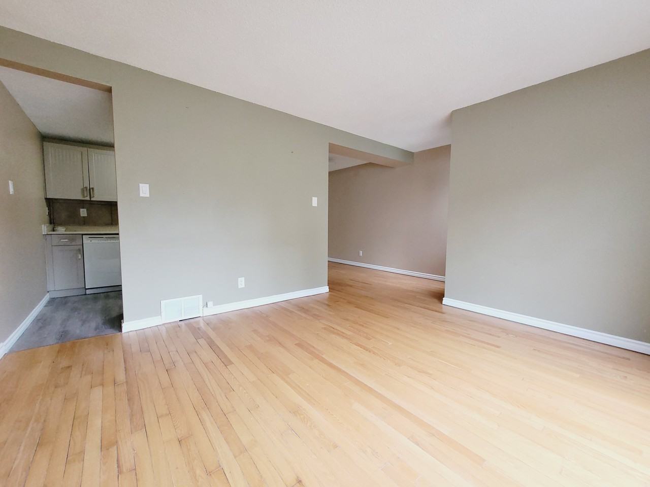 18 Amberly Crt Nw - Photo 3 of 11