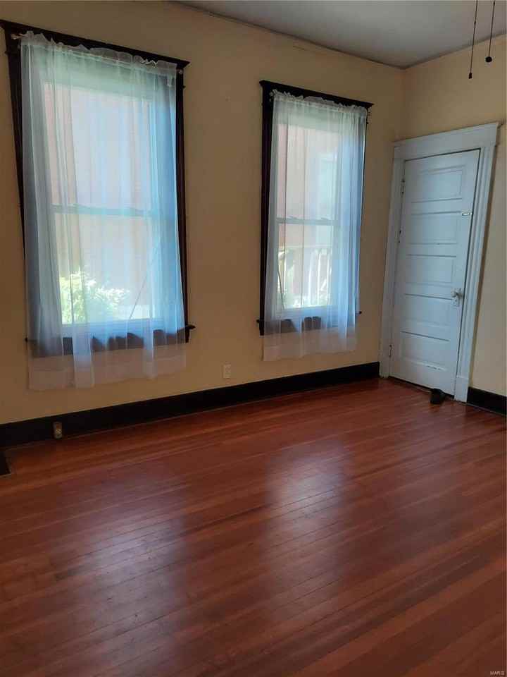 7477 Maple Ave - Photo 3 of 30