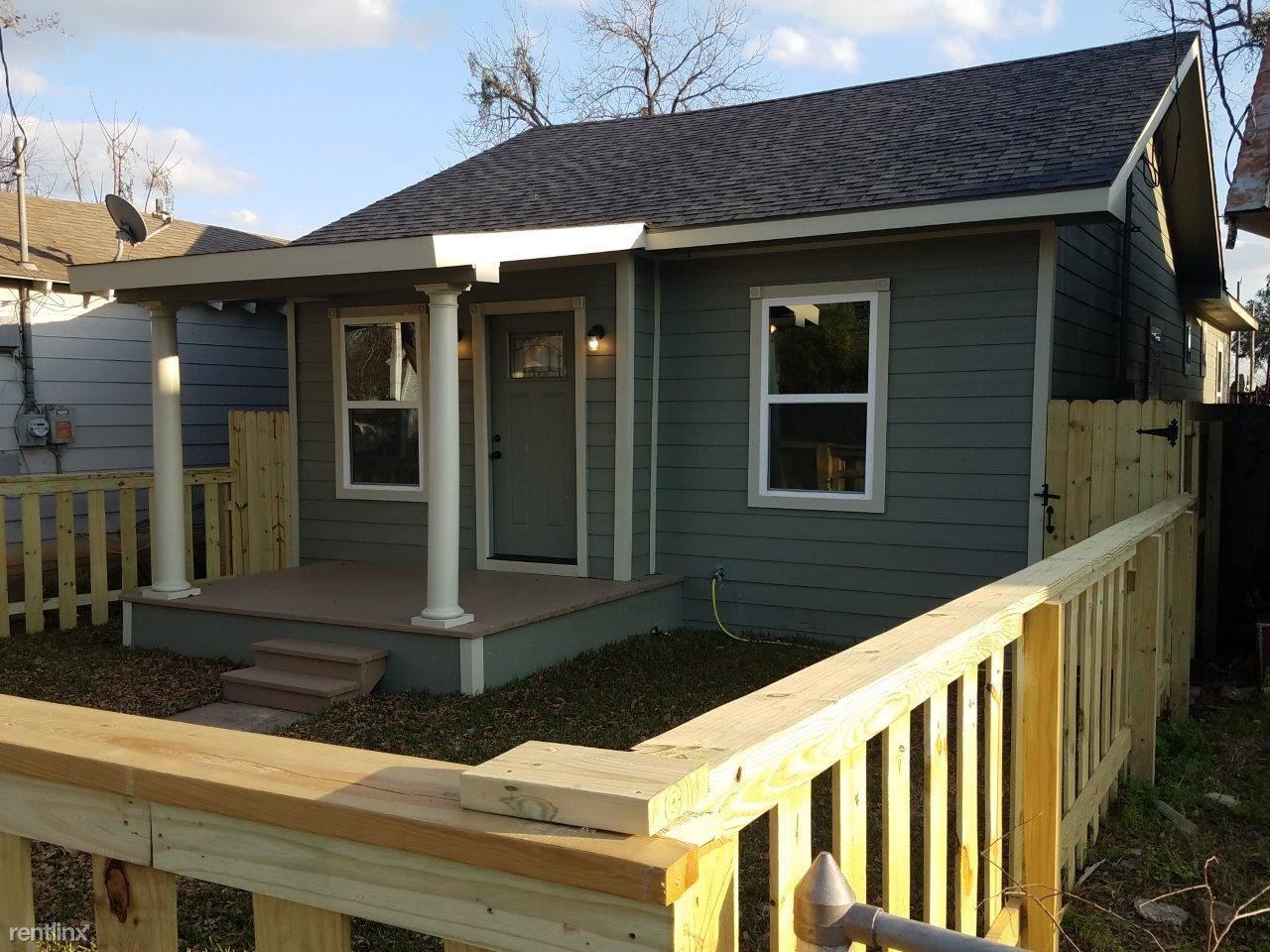 1016 Center St - Photo 3 of 28