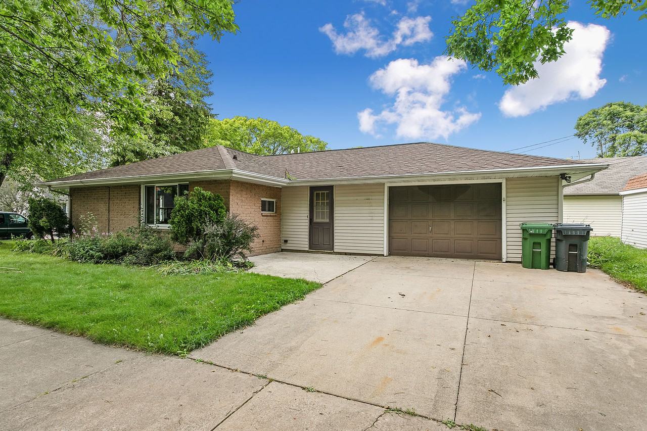 245 Matthew St - Photo 3 of 12