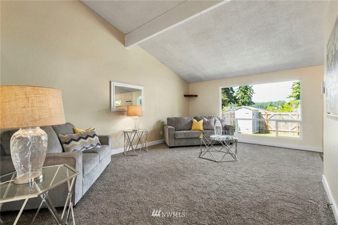 523 S Constitution Ave - Photo 3 of 18