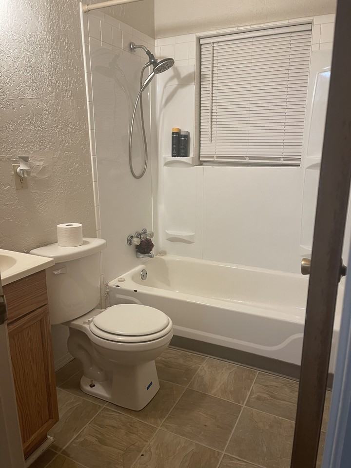 1818 Nw Floyd Ave - Photo 3 of 6