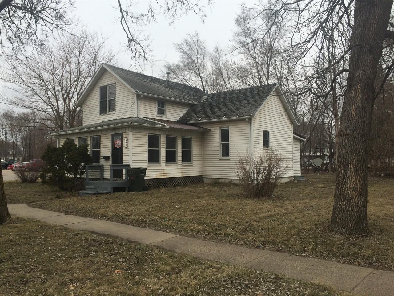 203 Sumner St - Photo 2 of 12