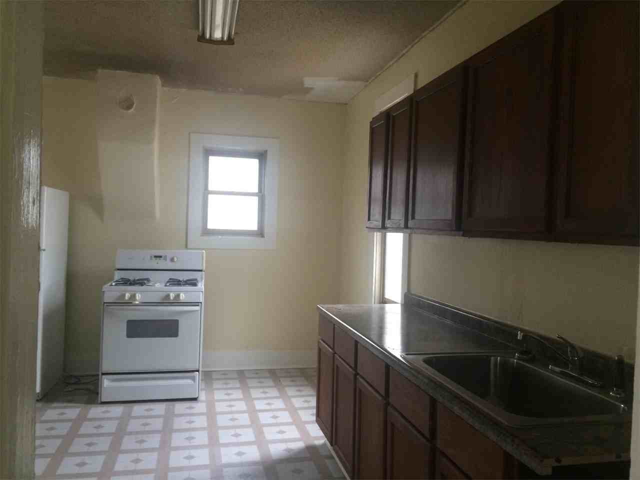 203 Sumner St - Photo 4 of 12