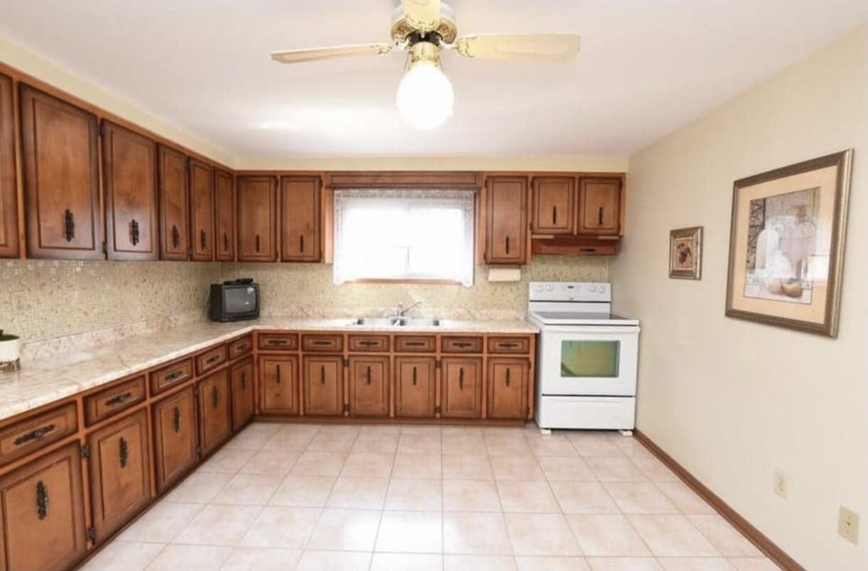 Tolton Ave & Barton St E