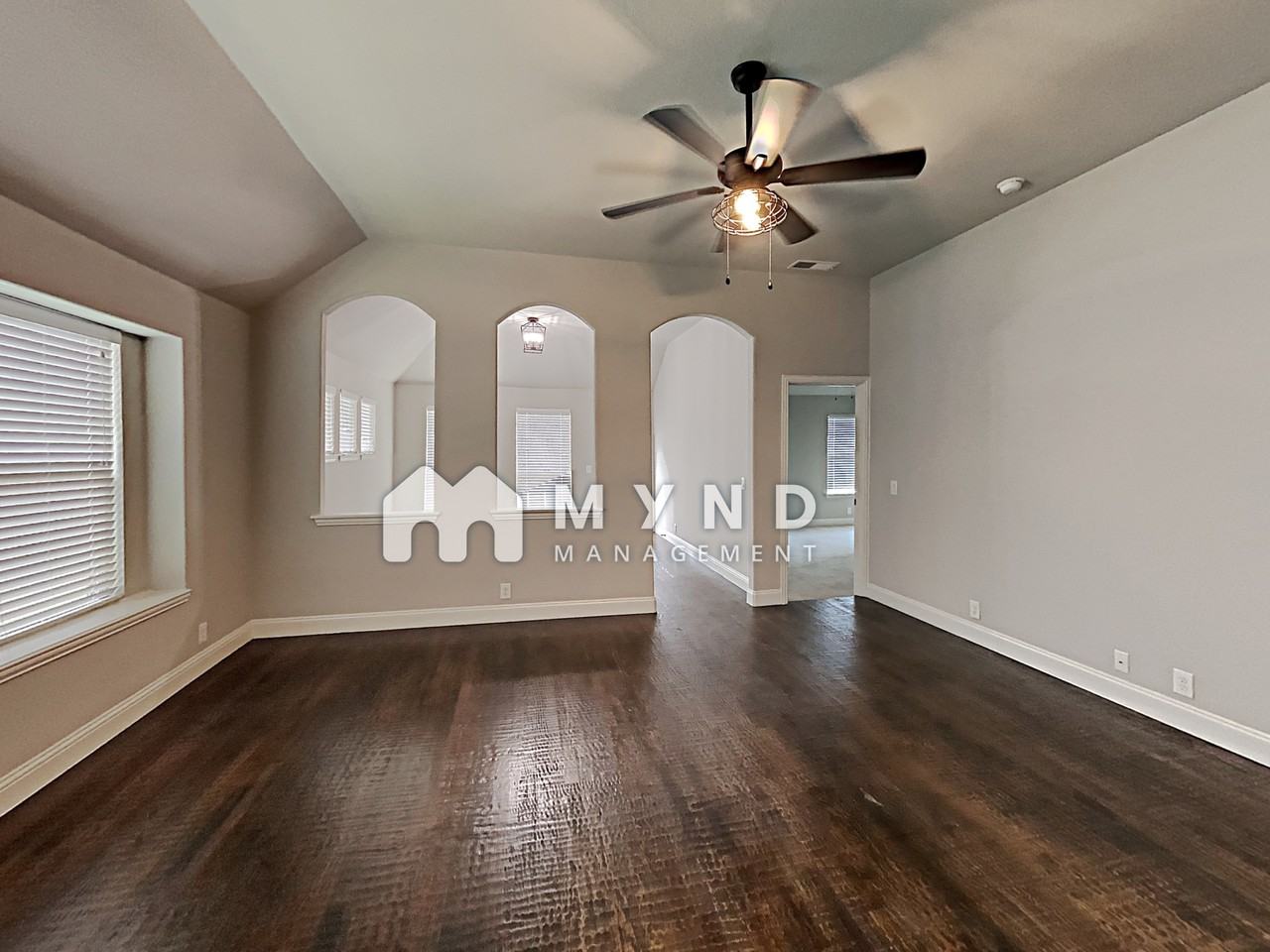 4424 Oak Bluff Dr - Photo 2 of 22