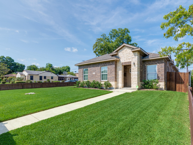 2523 Crest Ave - Photo 3 of 31