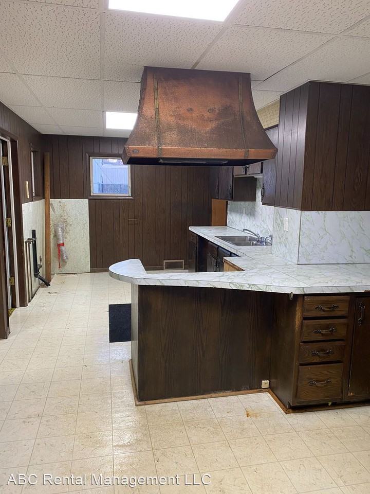 325 E Wisconsin Ave - Photo 2 of 28