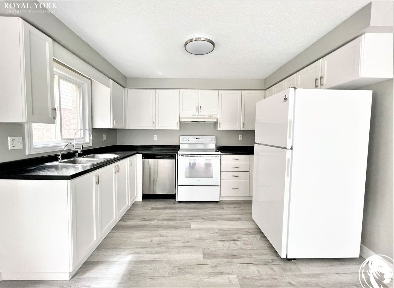 35 Peach Blossom Cres - Photo 2 of 28