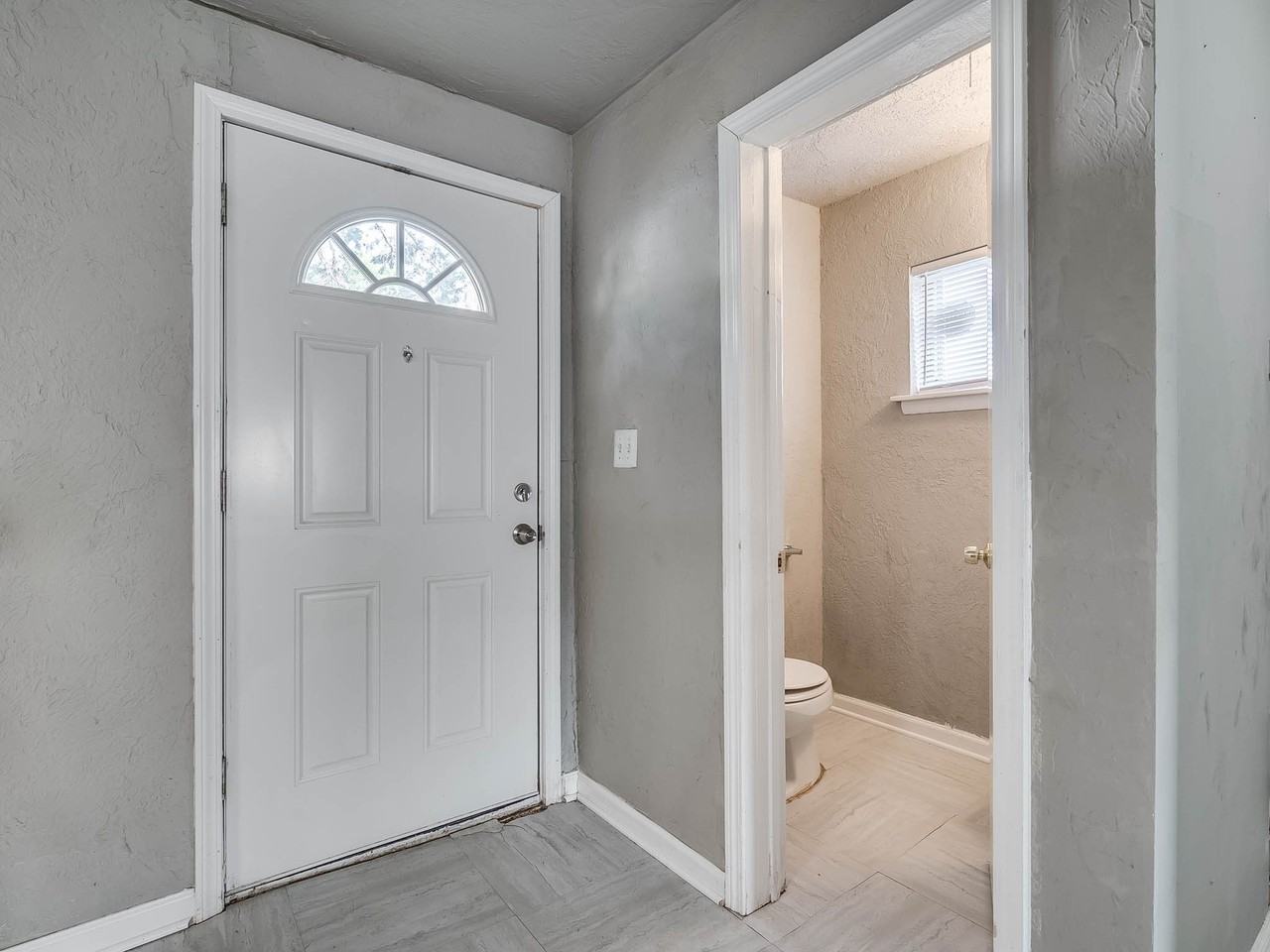 545 Sw 46th St #1 - Photo 2 of 15