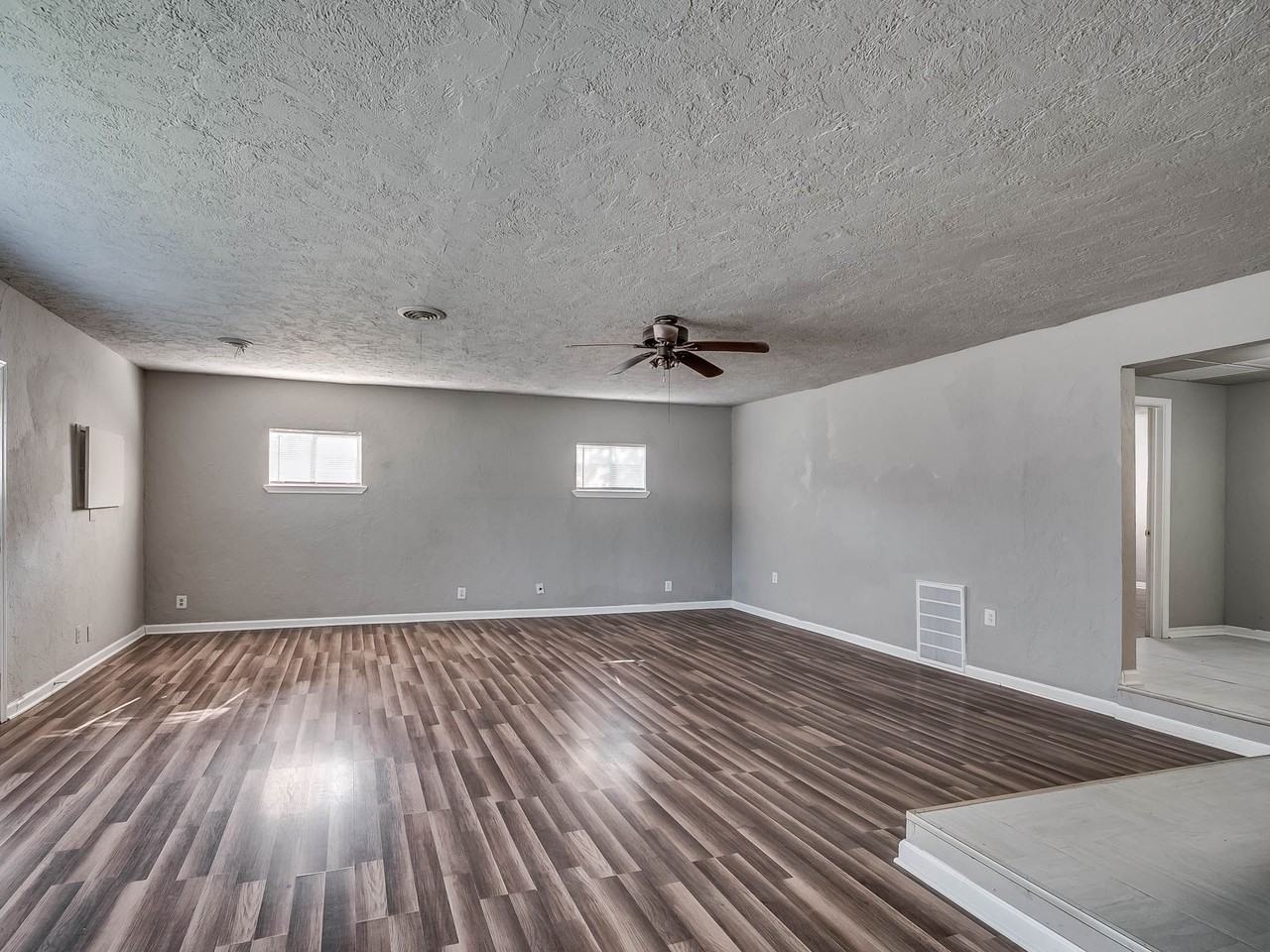 545 Sw 46th St #1 - Photo 3 of 15