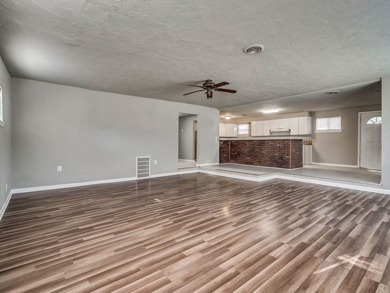 545 Sw 46th St #1 - Photo 4 of 15