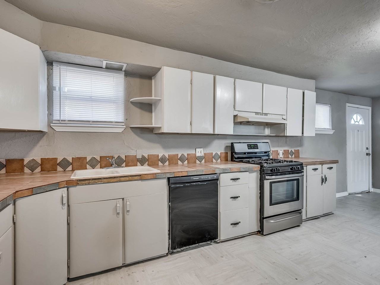 545 Sw 46th St #1 - Photo 5 of 15