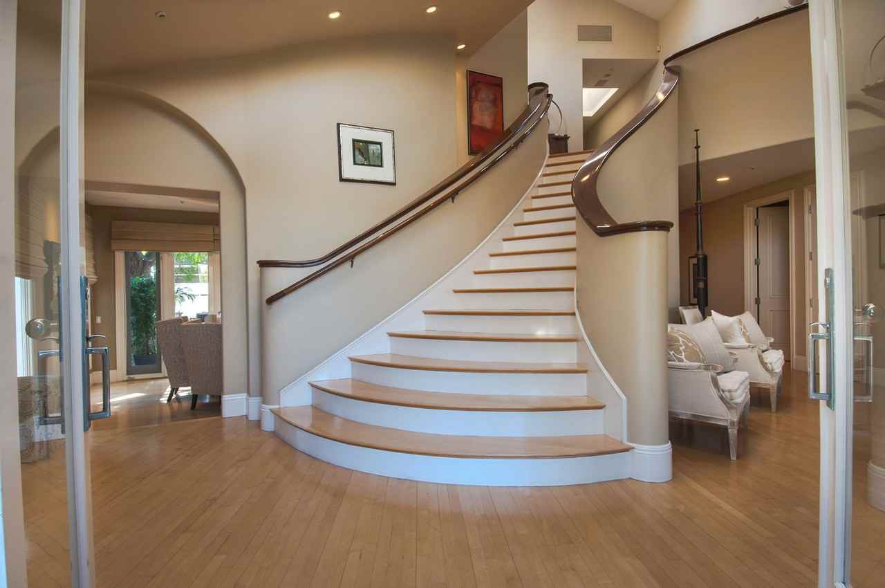 2672 Circle Dr - Photo 2 of 32