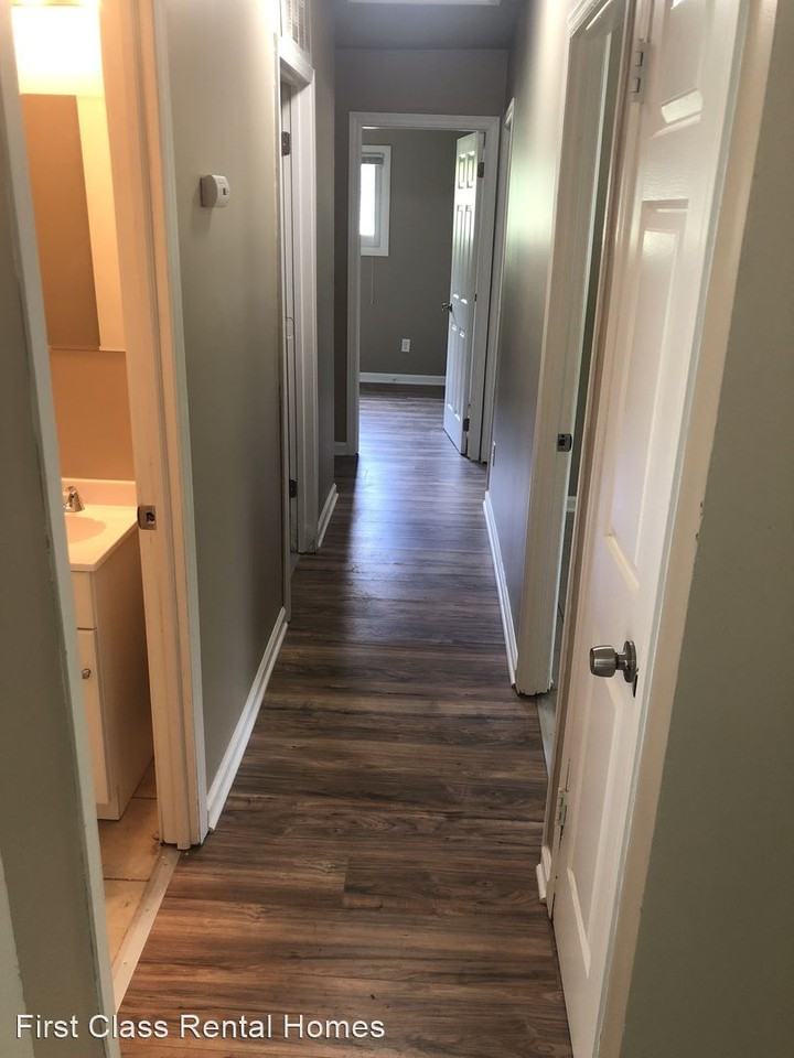 1000 Hobart St - Photo 3 of 8