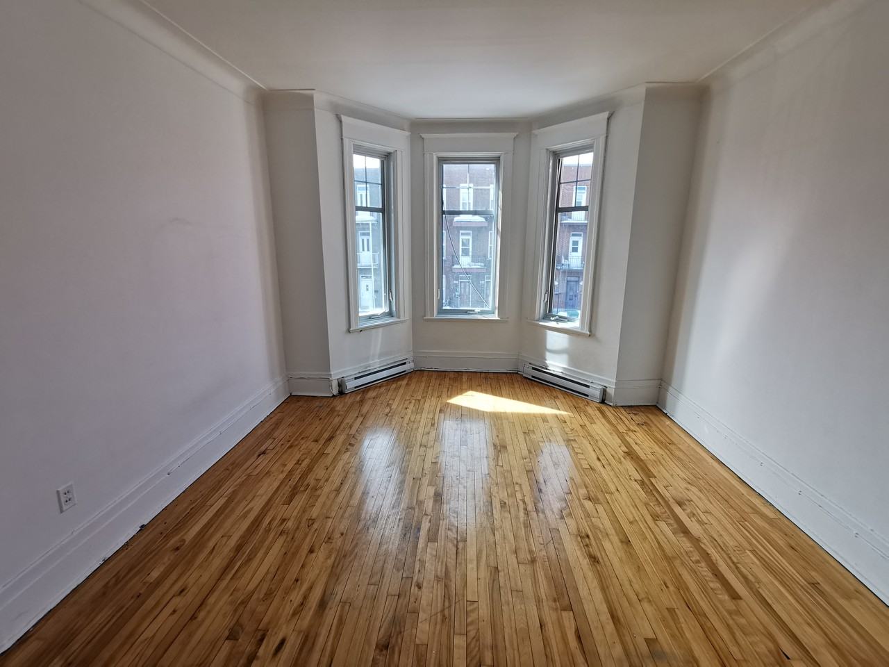 1031 Av Girouard - Photo 2 of 21