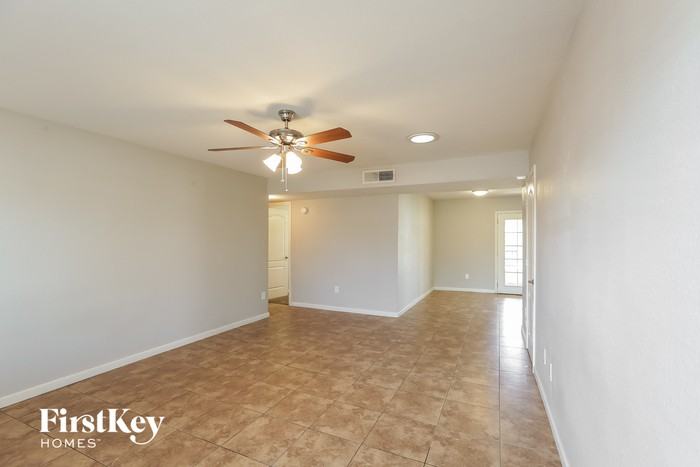 425 E Julie Dr - Photo 3 of 15