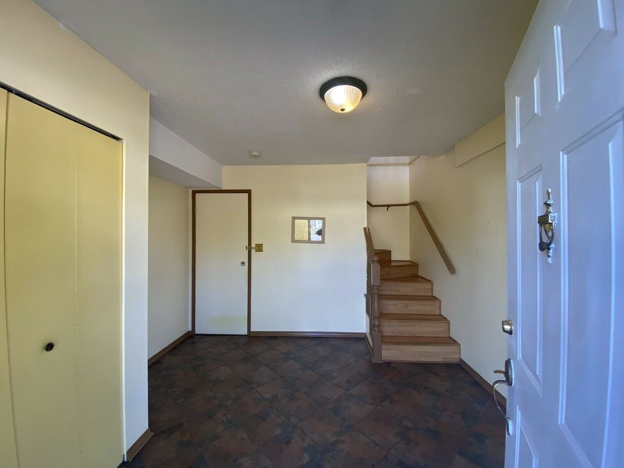 2192 Laurier Avenue - Photo 2 of 10