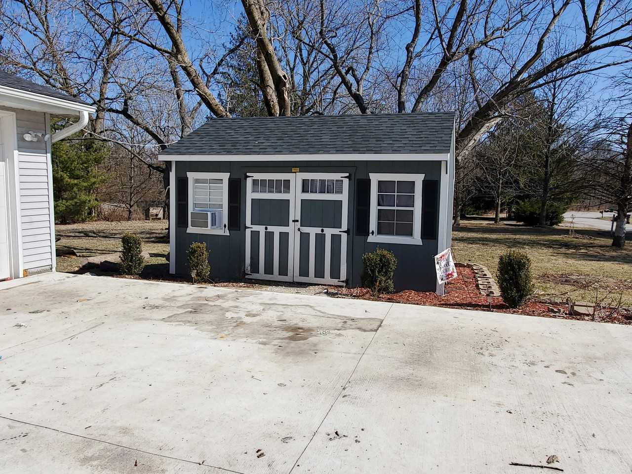 960 Crestview Ct - Photo 2 of 17