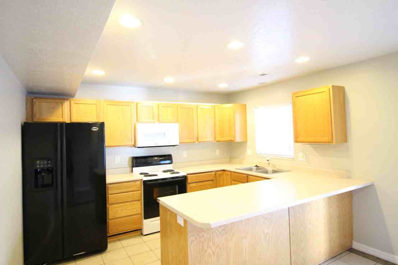 3063 Lincoln Ave - Photo 6 of 24