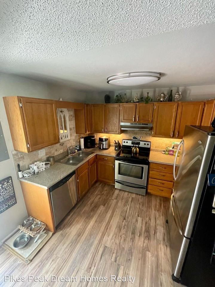 2152 Baltimore Cir - Photo 2 of 10