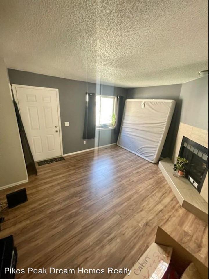 2152 Baltimore Cir - Photo 3 of 10