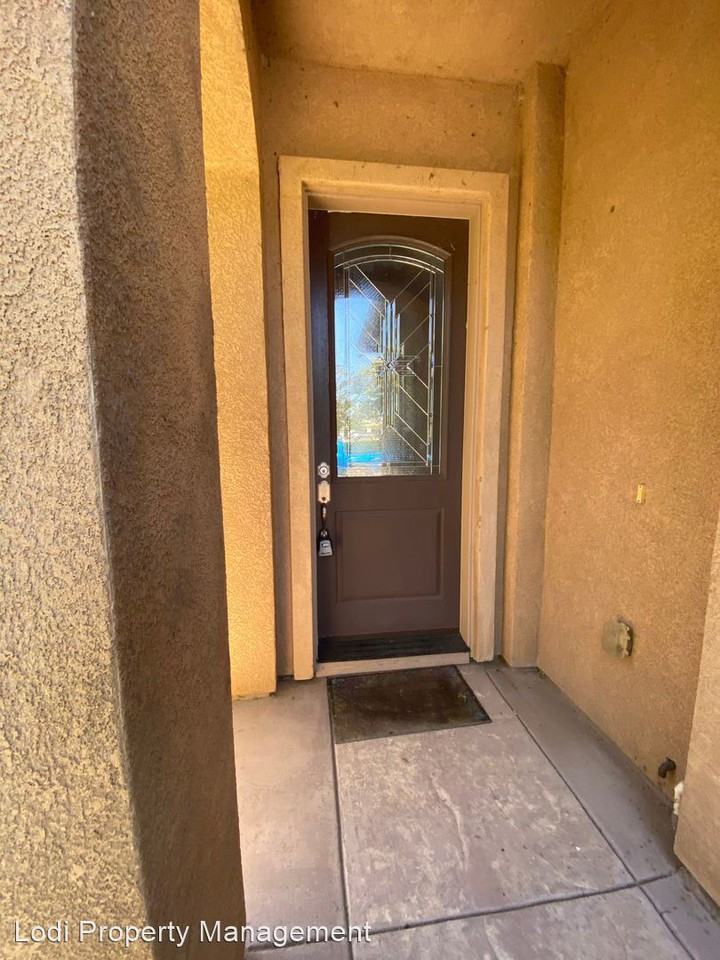 1451 Lakeshore Dr - Photo 3 of 14