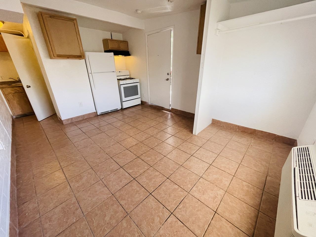 2736-2740 N Stone Ave - Photo 2 of 10