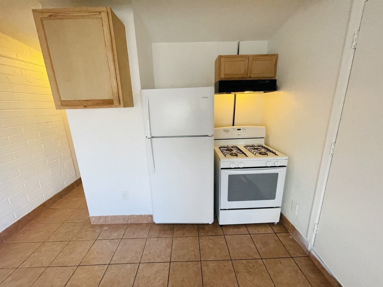 2736-2740 N Stone Ave - Photo 3 of 10