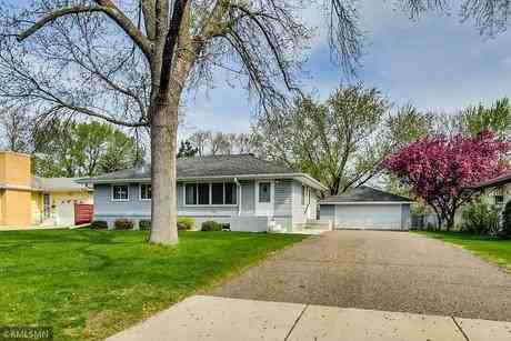 3800 Commodore Dr - Photo 2 of 32