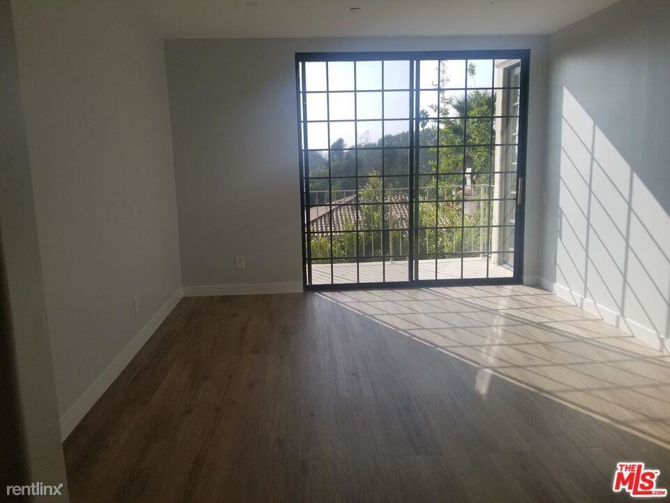 555 S Barrington Ave Ph 513 - Photo 2 of 12