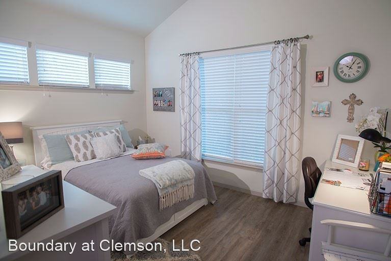 111 College Street - Photo 2 of 9