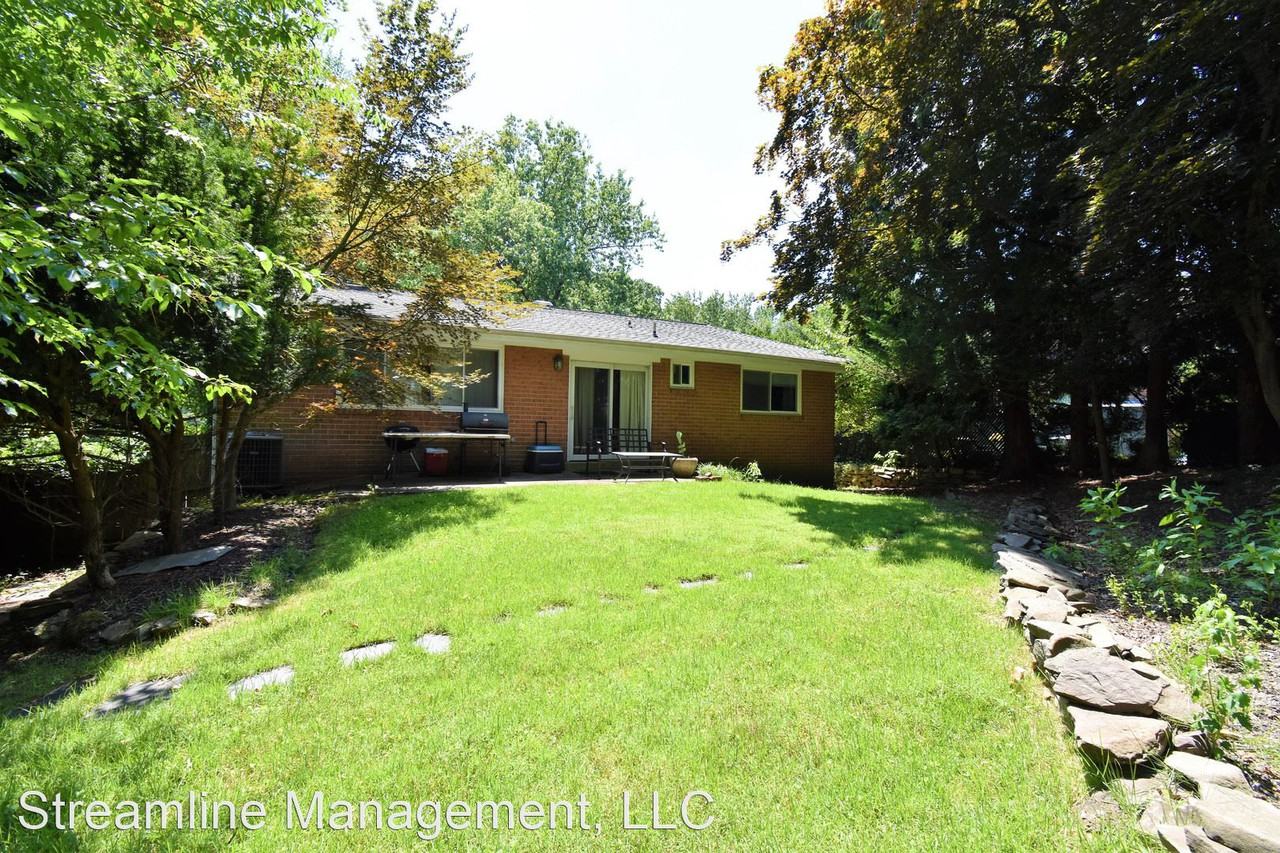 305 Hillsboro Dr - Photo 3 of 23