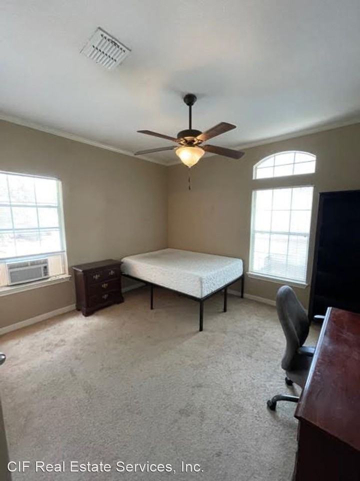 1809 S 11th St - Photo 2 of 3