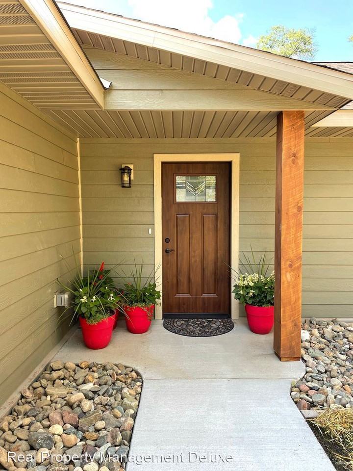 30331 N Spruce Dr - Photo 3 of 17