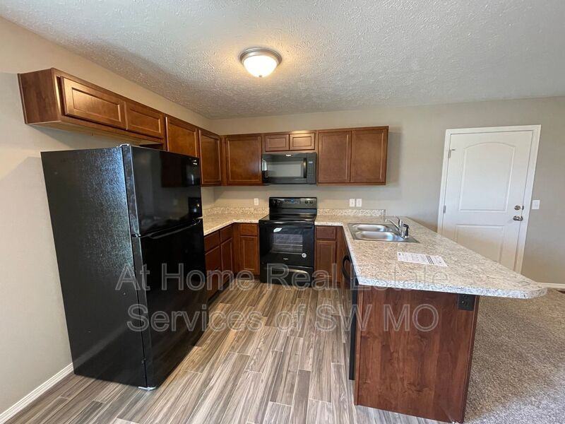 491 Hudson Ave - Photo 4 of 13