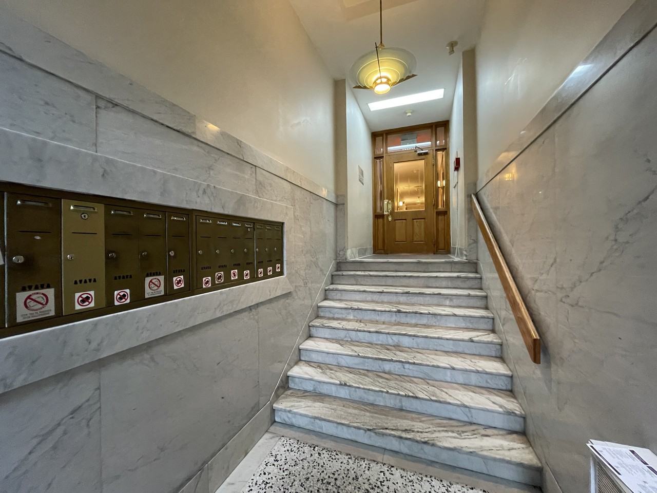 5335 Avenue du Parc 4, Montréal, QC H2V 4G9 2 Bedroom Condo for 1,395