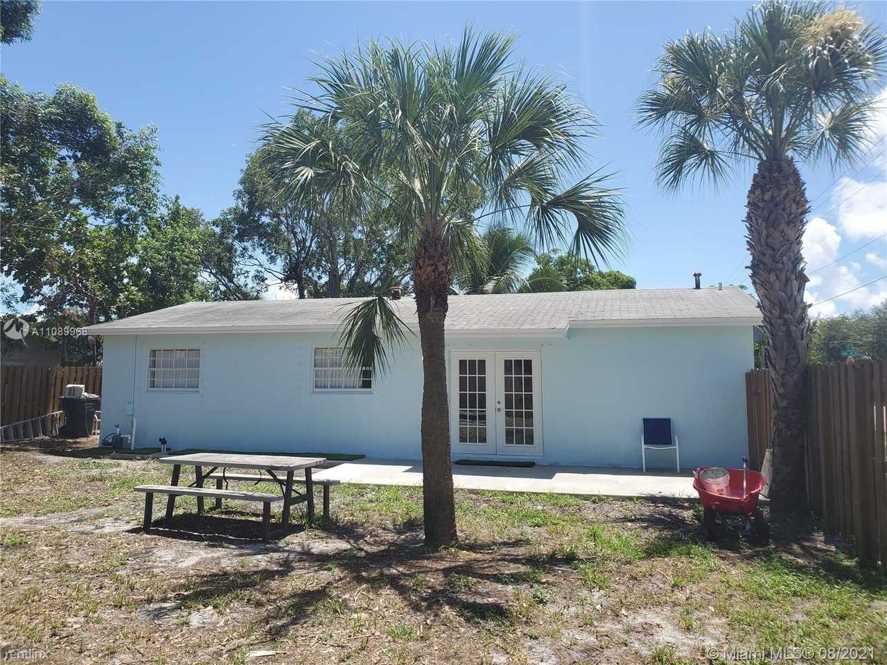 831 Sw 14th Ct - Photo 2 of 4