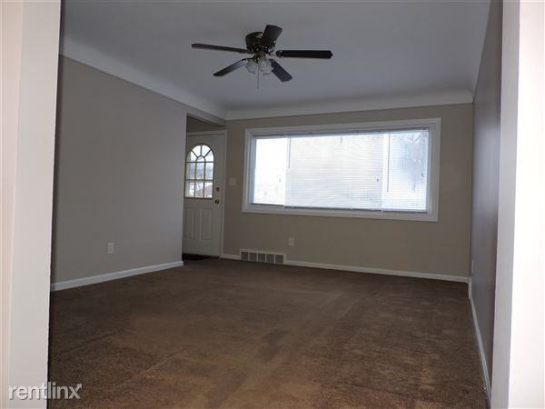 2439 Marian Dr - Photo 2 of 10