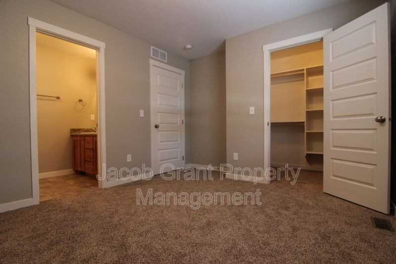 139 Lincoln Dr #139 - Photo 4 of 5